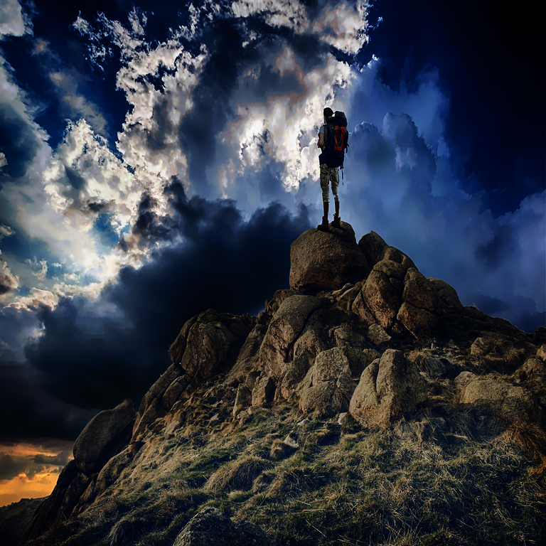 Kraftfähigkeiten - Wanderer steht auf einem Felshügel und blickt in die Landschaft, blauer Wolkenhimmel
